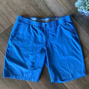 Under Armour mens heat gear loose fit golf shorts size 40. Run a bit snug.